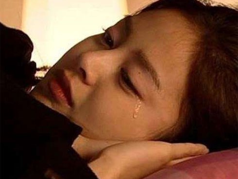 Lần thứ hai bên nhau sau một tháng làm vợ, tôi bị chồng hất văng ra khỏi giường, câu nói của anh làm tôi vừa nhục nhã vừa ức nghẹn họng