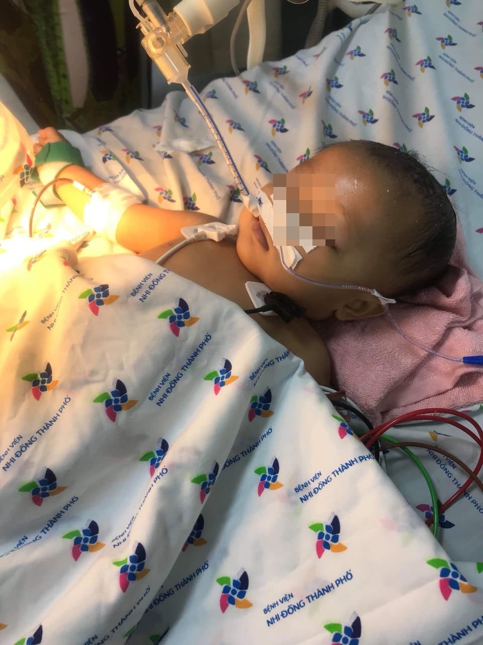 Mẹ của bé gái 8 tháng tuổi nghi bị xuất huyết não ngay ngày đầu tiên gửi nhà trẻ: Cô giáo nói bé tự bị còn camera thì hỏng?-7