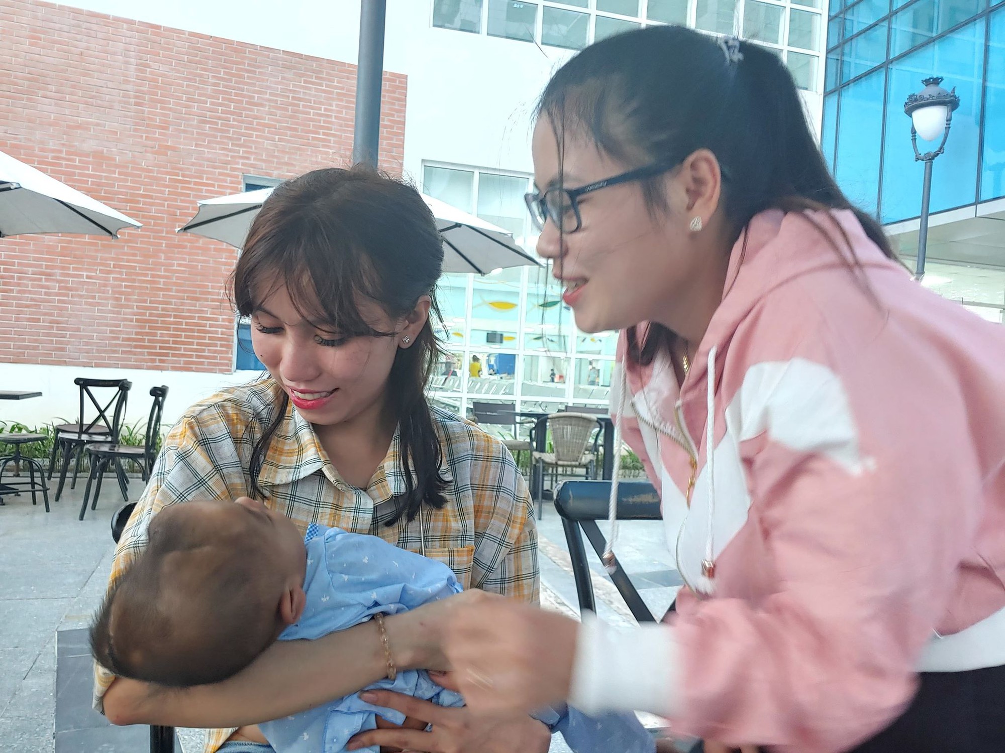 Mẹ của bé gái 8 tháng tuổi nghi bị xuất huyết não ngay ngày đầu tiên gửi nhà trẻ: Cô giáo nói bé tự bị còn camera thì hỏng?-10