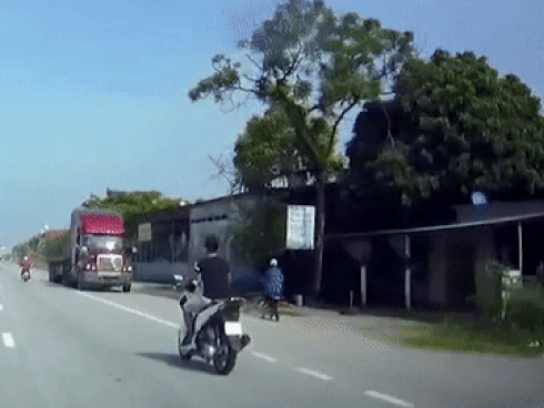 Xe container chạy ngược chiều 'lùa' người đi xe máy ra làn ôtô