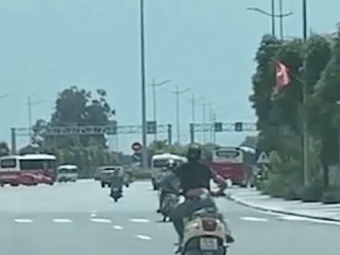 Thanh niên đi xe máy với tư thế 'lạ lùng' trên đường lớn