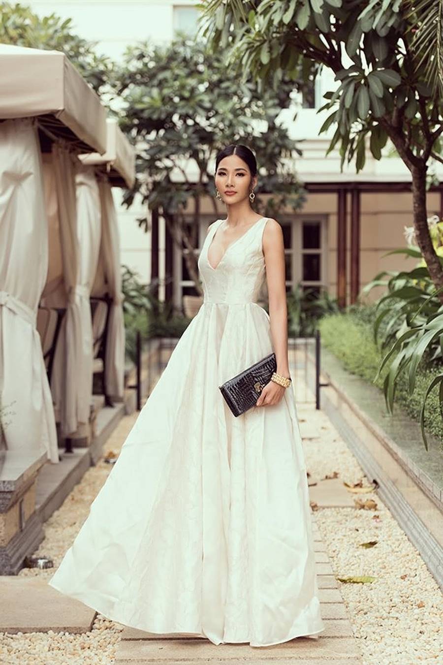 Hoàng Thuỳ khoe vòng một không phải dạng vừa sau nghi án phẫu thuật thẩm mỹ-1