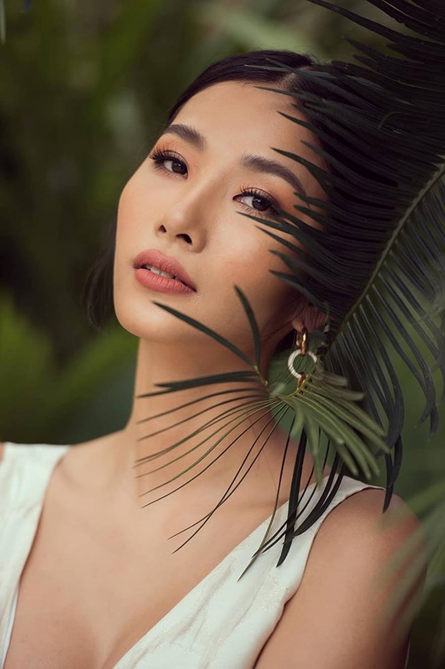 Hoàng Thuỳ khoe vòng một không phải dạng vừa sau nghi án phẫu thuật thẩm mỹ-2