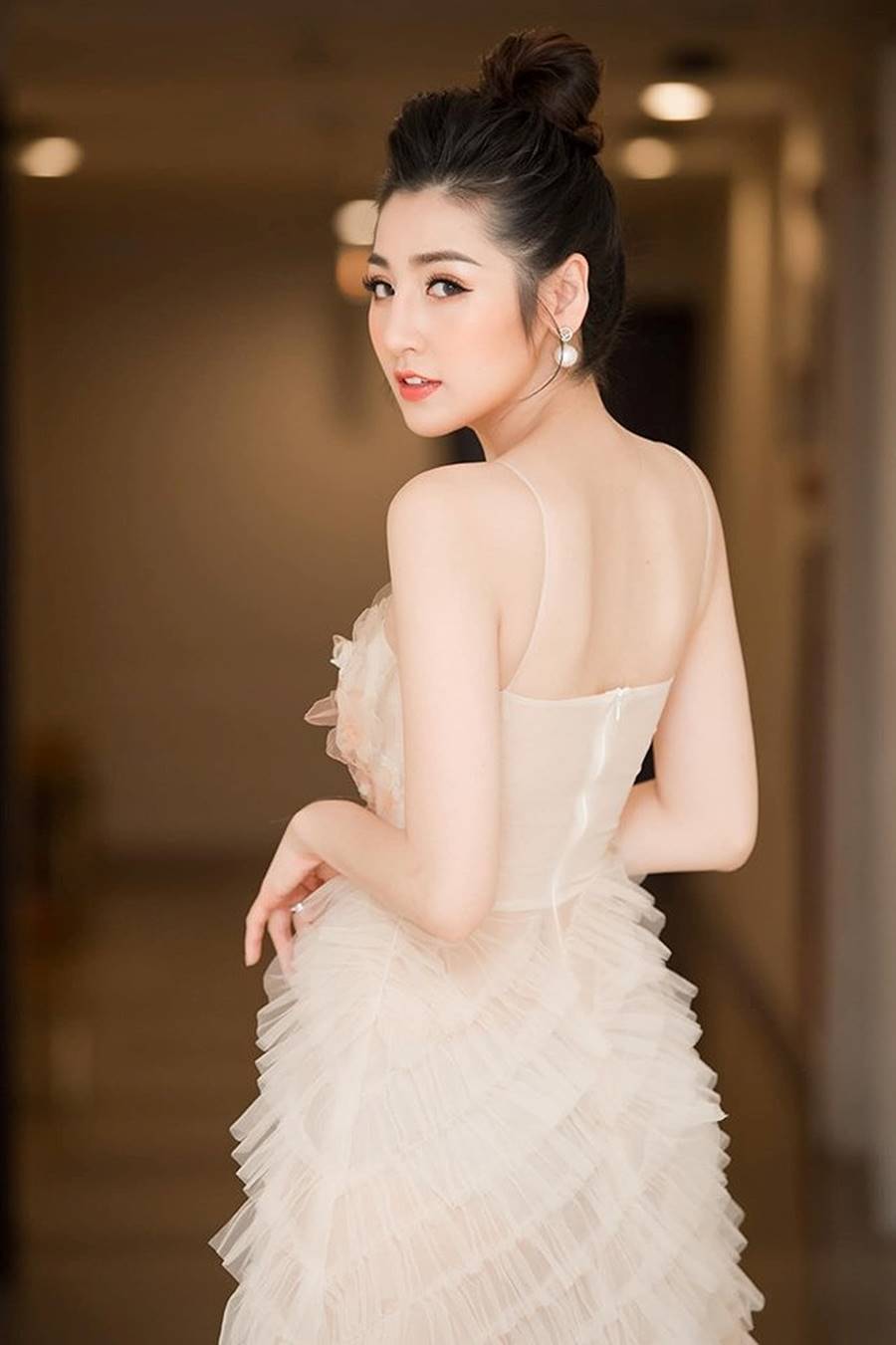 Hoàng Thuỳ khoe vòng một không phải dạng vừa sau nghi án phẫu thuật thẩm mỹ-8