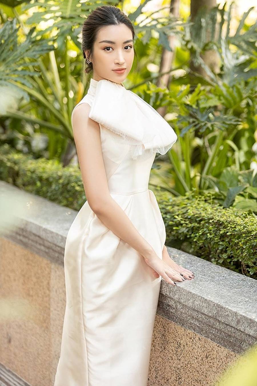 Hoàng Thuỳ khoe vòng một không phải dạng vừa sau nghi án phẫu thuật thẩm mỹ-12