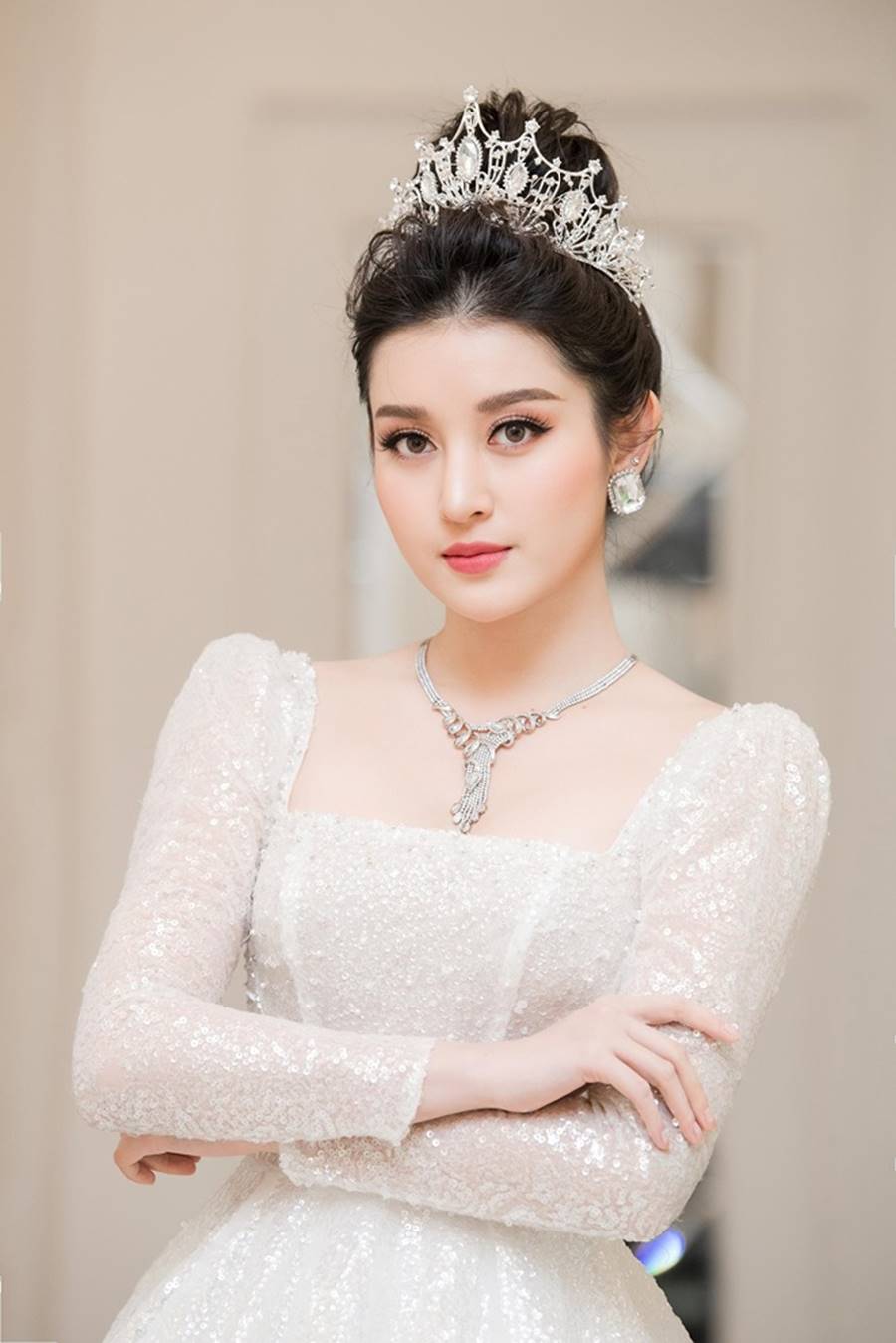 Hoàng Thuỳ khoe vòng một không phải dạng vừa sau nghi án phẫu thuật thẩm mỹ-16