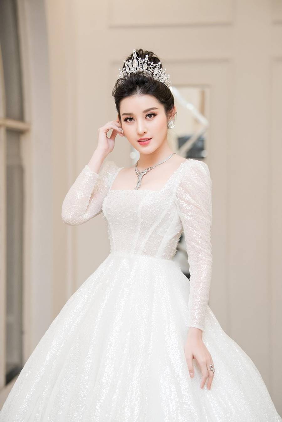 Hoàng Thuỳ khoe vòng một không phải dạng vừa sau nghi án phẫu thuật thẩm mỹ-17