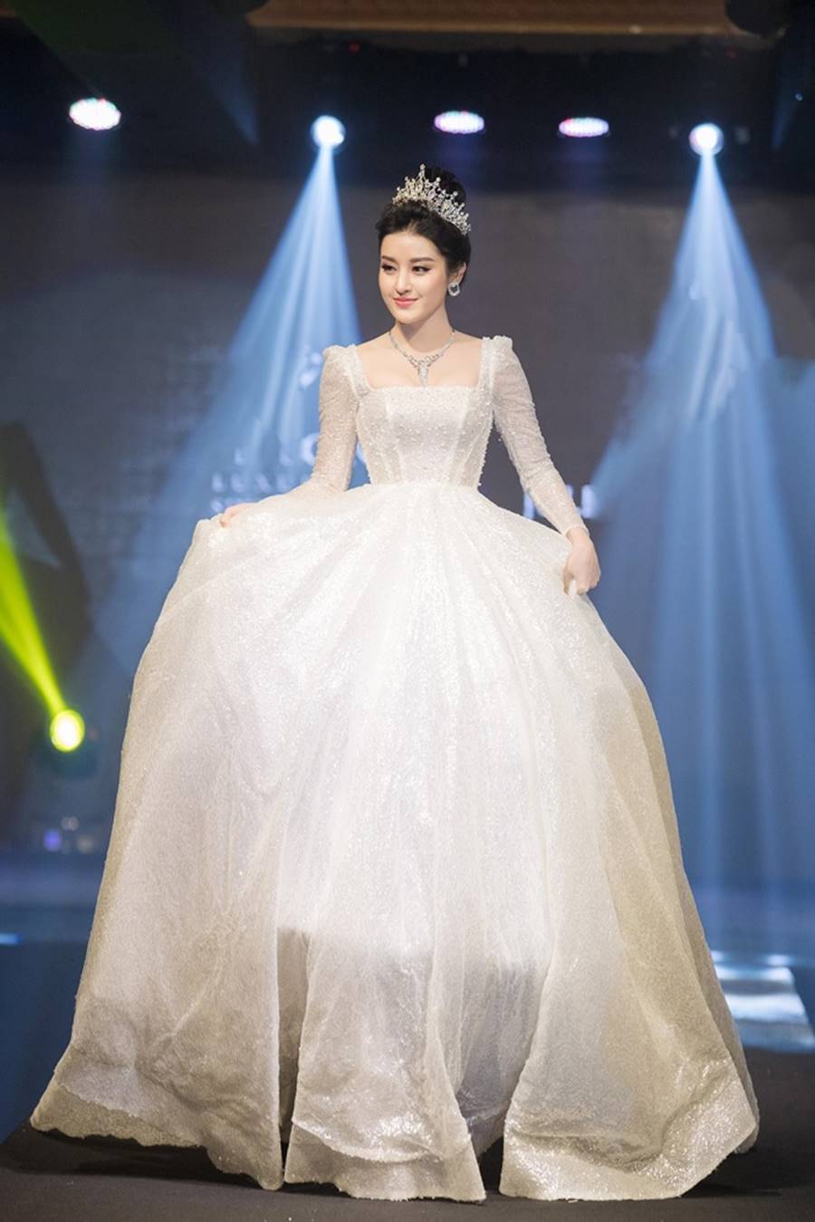 Hoàng Thuỳ khoe vòng một không phải dạng vừa sau nghi án phẫu thuật thẩm mỹ-18