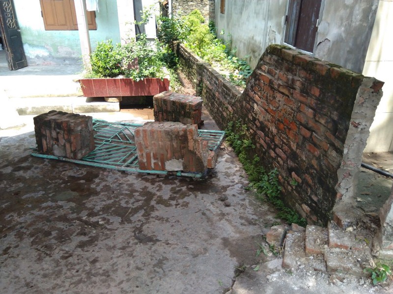 Trụ cổng đổ làm cháu bé 8 tuổi tử vong-1