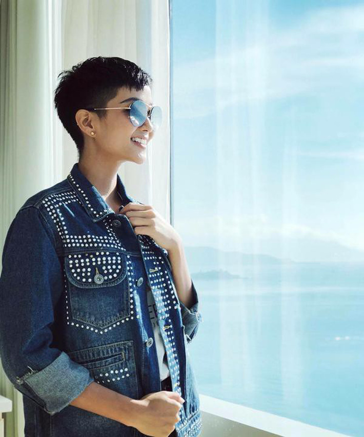 Từng là hoa hậu nghèo nhất Vbiz với giày 80k và áo phông đi mượn, giờ đây HHen Niê đã quen thuộc với việc dát đồ hiệu lên người-6