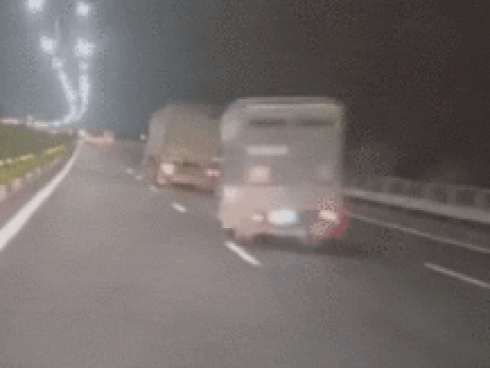 Khoảnh khắc xe tải lật nghiêng giữa quốc lộ sau khi đánh lái bất ngờ