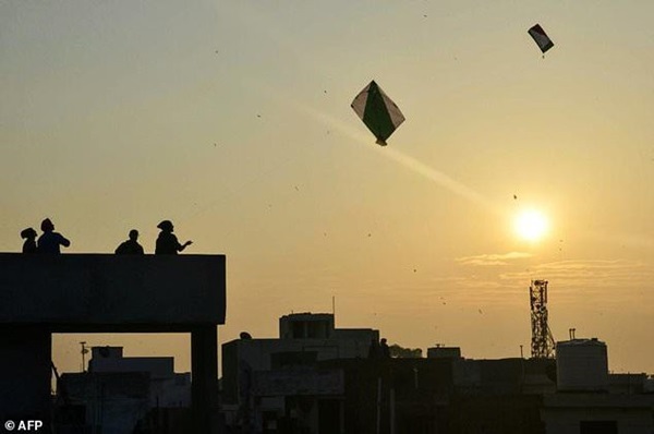 Dây diều cứa cổ khiến bé gái 4 tuổi chết tức tưởi, cha mẹ hãy cẩn thận hết sức khi cho con chơi thả diều!-1