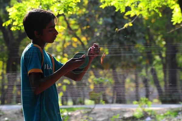 Dây diều cứa cổ khiến bé gái 4 tuổi chết tức tưởi, cha mẹ hãy cẩn thận hết sức khi cho con chơi thả diều!-3