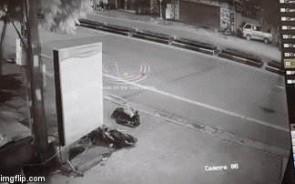 Clip: Thời điểm xe máy kẹp 5 tông dải phân cách khiến 4 sinh viên tử vong-1