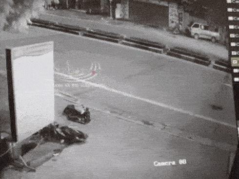 Clip: Thời điểm xe máy kẹp 5 tông dải phân cách khiến 4 sinh viên tử vong