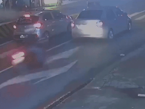 Đang dừng đèn đỏ, ôtô bị xe máy phóng nhanh tông trúng đuôi