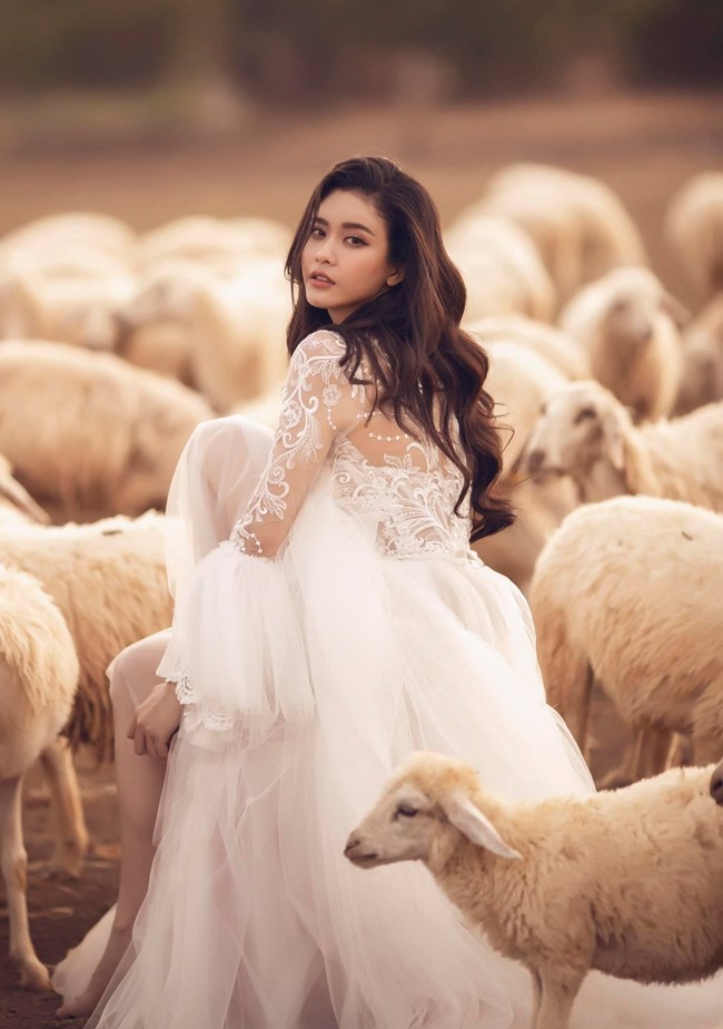 Vợ cũ và bạn gái tin đồn của Tim mỗi người một vẻ gợi cảm, ít ai sánh bằng-10