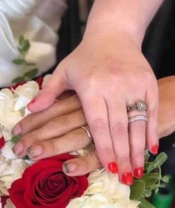 Khoe nhẫn cưới ngọt ngào, chú rể bị chỉ trích thậm tệ vì dấu hiệu lạ trên bàn tay-1