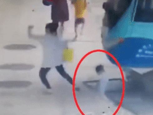 Bé trai may mắn thoát chết sau khi bị ôtô lùi qua người-1