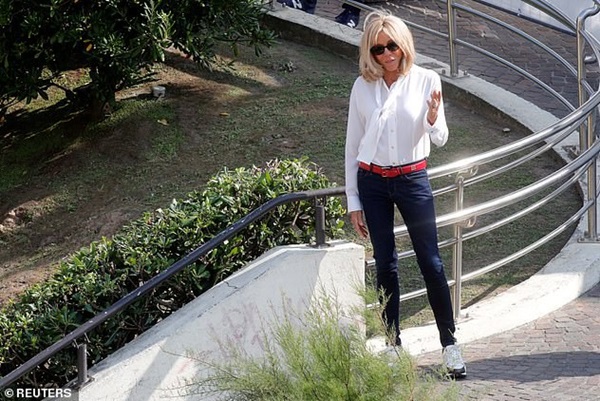 Đệ nhất phu nhân Pháp bỗng nhiên xinh đẹp xuất thần, lấn át cả bà Melania Trump khiến ai cũng phải ngước nhìn-3