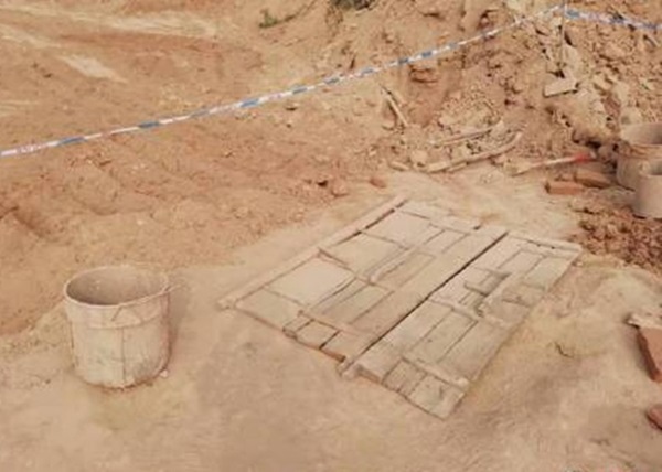 Mất tích nhiều ngày, thi thể bé gái được tìm thấy trong giếng khô, tiết lộ cuộc đời đau khổ của đứa trẻ trước khi bị bố dượng chôn sống-2