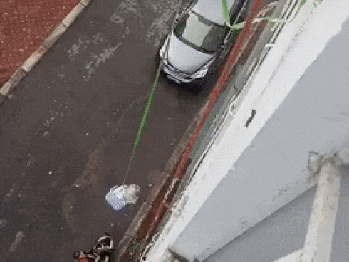 Nhân tố vàng trong làng nhận ship: Buộc giỏ thả xuống sân nhận trà sữa, các cô gái tiếc ngẩn ngơ vì kéo chưa lên đến nơi đã bị đổ hết-1