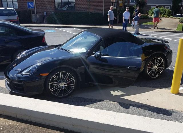 Chủ xe Porsche bị bắt vì trò nghịch dại doạ xe có bom-1