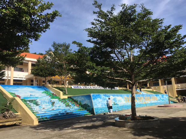 Sau khi phạt học sinh sơn cầu thang thành 7 sắc cầu vồng, ban giám hiệu tự tay sơn tất cả cầu thang trong trường thành điểm check-in siêu đẹp-7