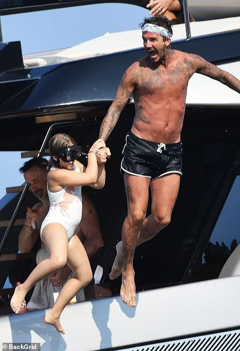 David Beckham không ngừng ôm ấp, khóa môi vợ trên du thuyền-6