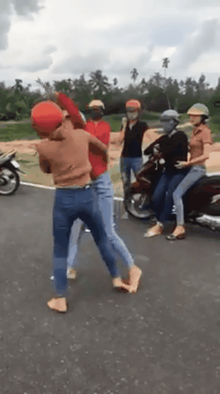Hai cô gái đánh nhau như phim ngay giữa đường, bạn bè đứng ngoài hò reo, cổ vũ?-1