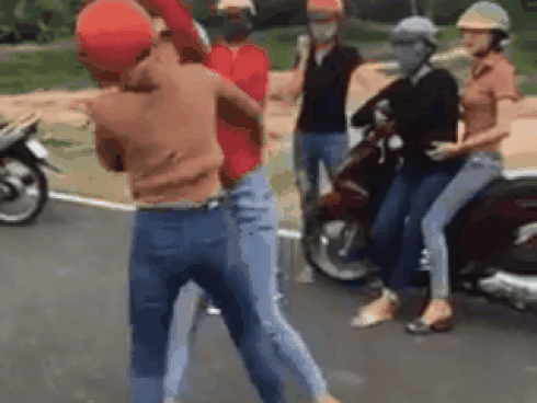 CLIP: Đang cầm dây truyền cho con, ông bố bỗng cầm ghế lao vào đánh nhau với bác sĩ-1