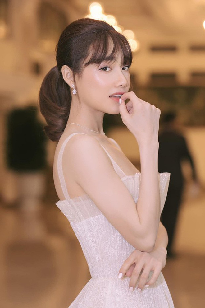 Tung clip chứng minh nhan sắc không photoshop, Nhã Phương lại bị fan nhắc nhở vì lộ body gầy lộ cả xương ngực-2
