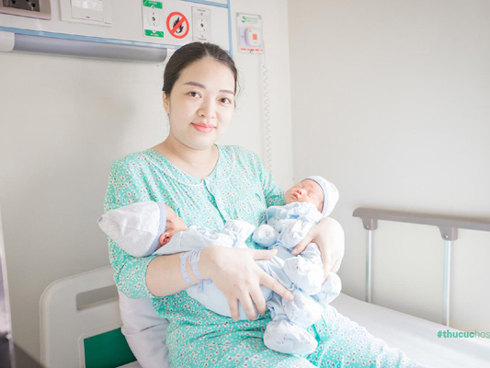 Chồng vào phòng mổ động viên vợ sinh, bất ngờ ngất xỉu khi con cất tiếng khóc插图1 Chồng vào phòng mổ động viên vợ sinh, bất ngờ ngất xỉu khi con cất tiếng khóc插图1