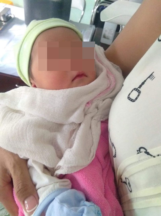 Bé gái đáng yêu bị bỏ rơi ngoài đường không lời nhắn nhủ-1