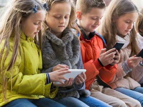 Mẹ đưa cho con gái 2 tuổi nghịch điện thoại và cái kết khiến mẹ phải cười ra nước mắt-4