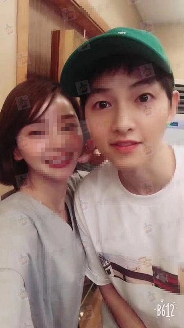 Song Joong Ki bất ngờ lộ diện bên cô gái lạ sau thời gian ở ẩn từ vụ ly hôn Song Hye Kyo-1