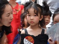 Nghề người mẫu nhí ở Trung Quốc: Bố mẹ lấy cớ trau dồi sự tự tin nhưng vô tình trở thành 'kẻ bạo hành', biến con thành cỗ máy kiếm tiền