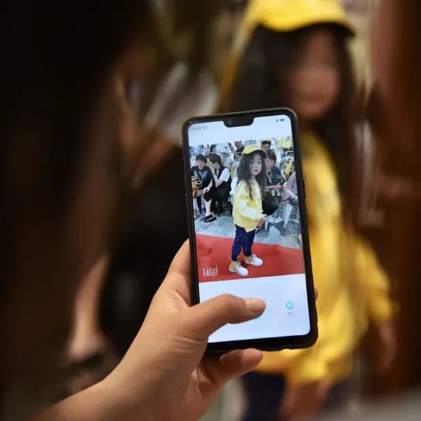 Nghề người mẫu nhí ở Trung Quốc: Bố mẹ lấy cớ trau dồi sự tự tin nhưng vô tình trở thành kẻ bạo hành, biến con thành cỗ máy kiếm tiền-2