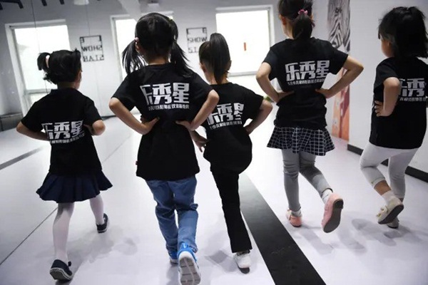 Nghề người mẫu nhí ở Trung Quốc: Bố mẹ lấy cớ trau dồi sự tự tin nhưng vô tình trở thành kẻ bạo hành, biến con thành cỗ máy kiếm tiền-5