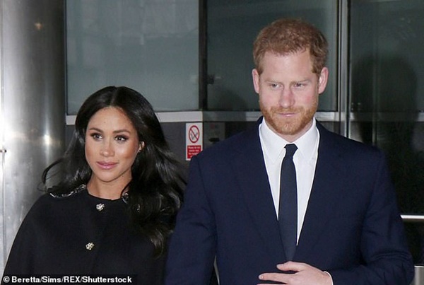 Công nương Kate tái xuất rạng rỡ bên Nữ hoàng Anh cùng gia đình chồng, còn em dâu Meghan Markle lặn mất hút sau một loạt vụ lùm xùm-4