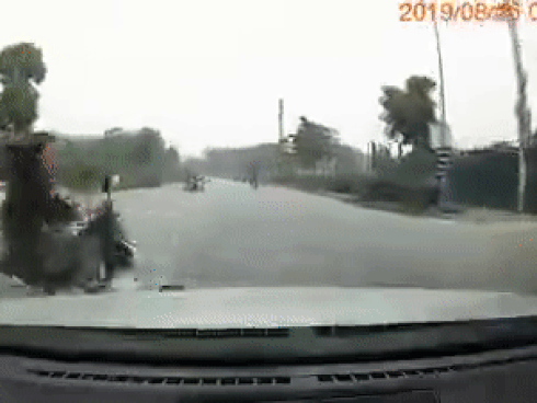 Thót tim clip cô gái bị ô tô húc văng lên nóc capo khi vừa chạy xe máy từ trong ngõ khuất ra đường với tốc độ cao-1