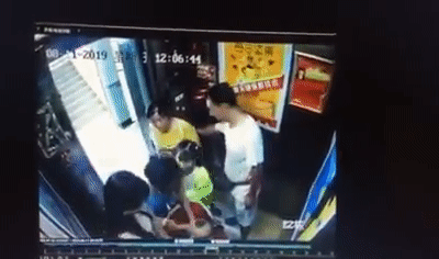 Dân mạng xôn xao share clip bắt cóc trắng trợn trong thang máy, giành giật đứa trẻ từ tay người mẹ nhưng sự thật lại là...-2