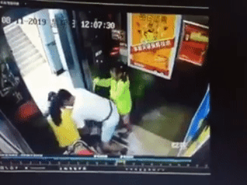 Dân mạng xôn xao share clip bắt cóc trắng trợn trong thang máy, giành giật đứa trẻ từ tay người mẹ nhưng sự thật lại là...