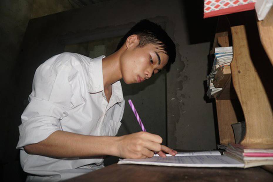 Ông bố tật nguyền nhặt ve chai rao bán nhà cho con học đại học-1