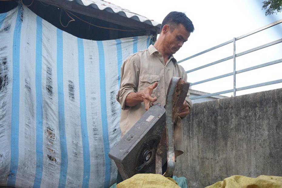 Ông bố tật nguyền nhặt ve chai rao bán nhà cho con học đại học-3