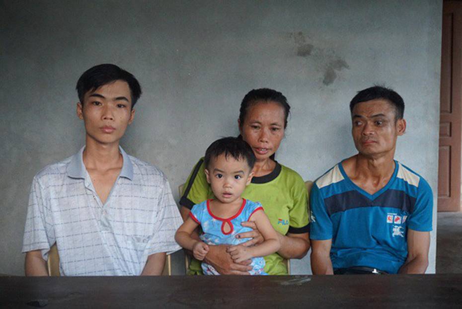 Ông bố tật nguyền nhặt ve chai rao bán nhà cho con học đại học-4