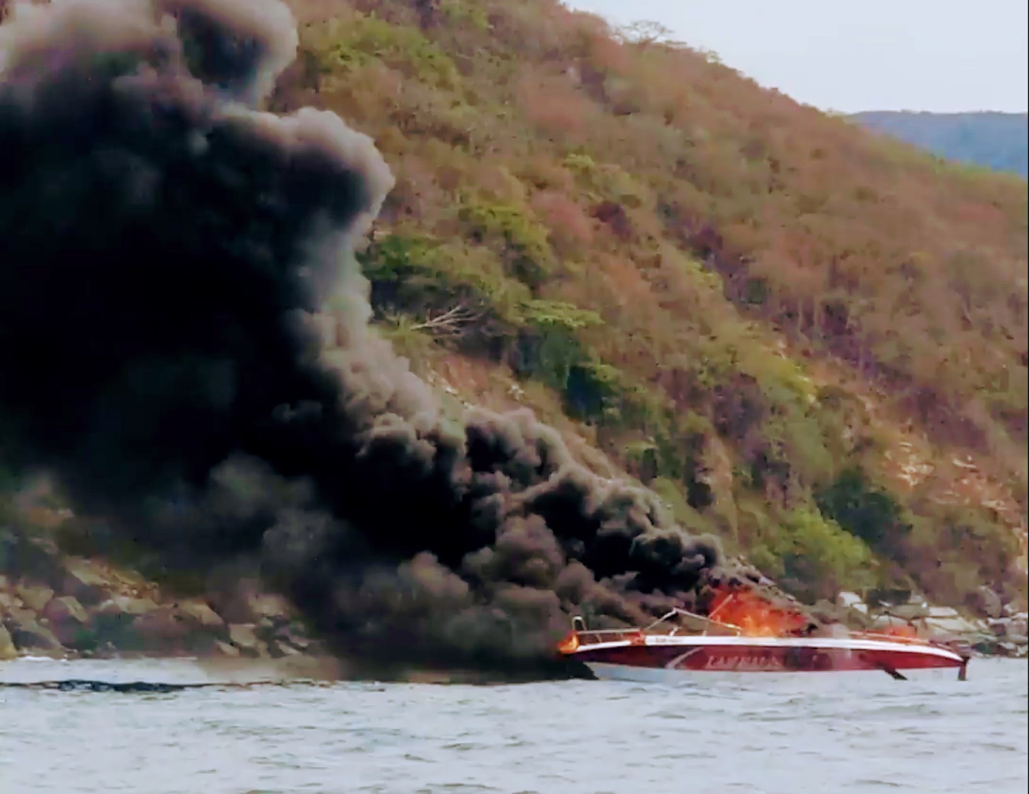Ca nô đưa khách tham quan vịnh Nha Trang bốc cháy ngùn ngụt, 2 người phỏng nặng-1