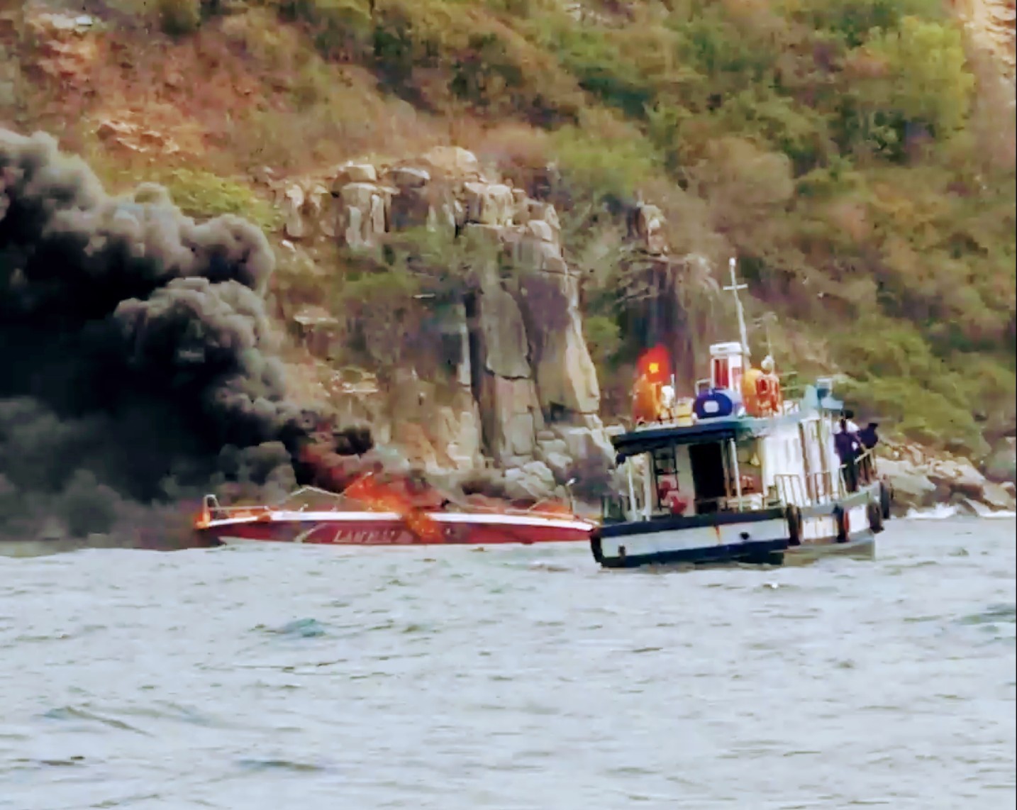 Ca nô đưa khách tham quan vịnh Nha Trang bốc cháy ngùn ngụt, 2 người phỏng nặng-2
