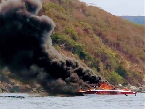 Ca nô đưa khách tham quan vịnh Nha Trang bốc cháy ngùn ngụt, 2 người phỏng nặng