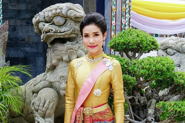 Hình ảnh Hoàng quý phi Thái mặc quân phục, áo croptop gây bão mạng-3